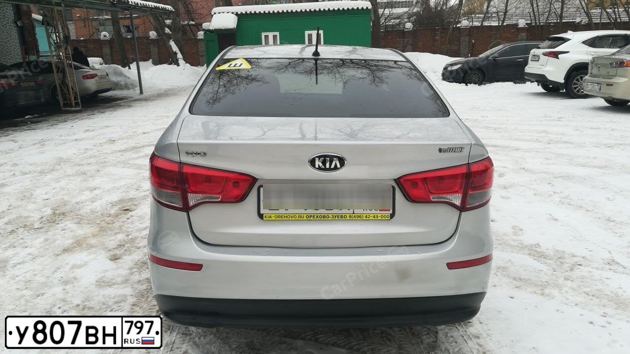 Фото автомобиля KIA RIO, 2015 — госномер Е988АЕ122. Цвет: СЕРЕБРИСТЫЙ