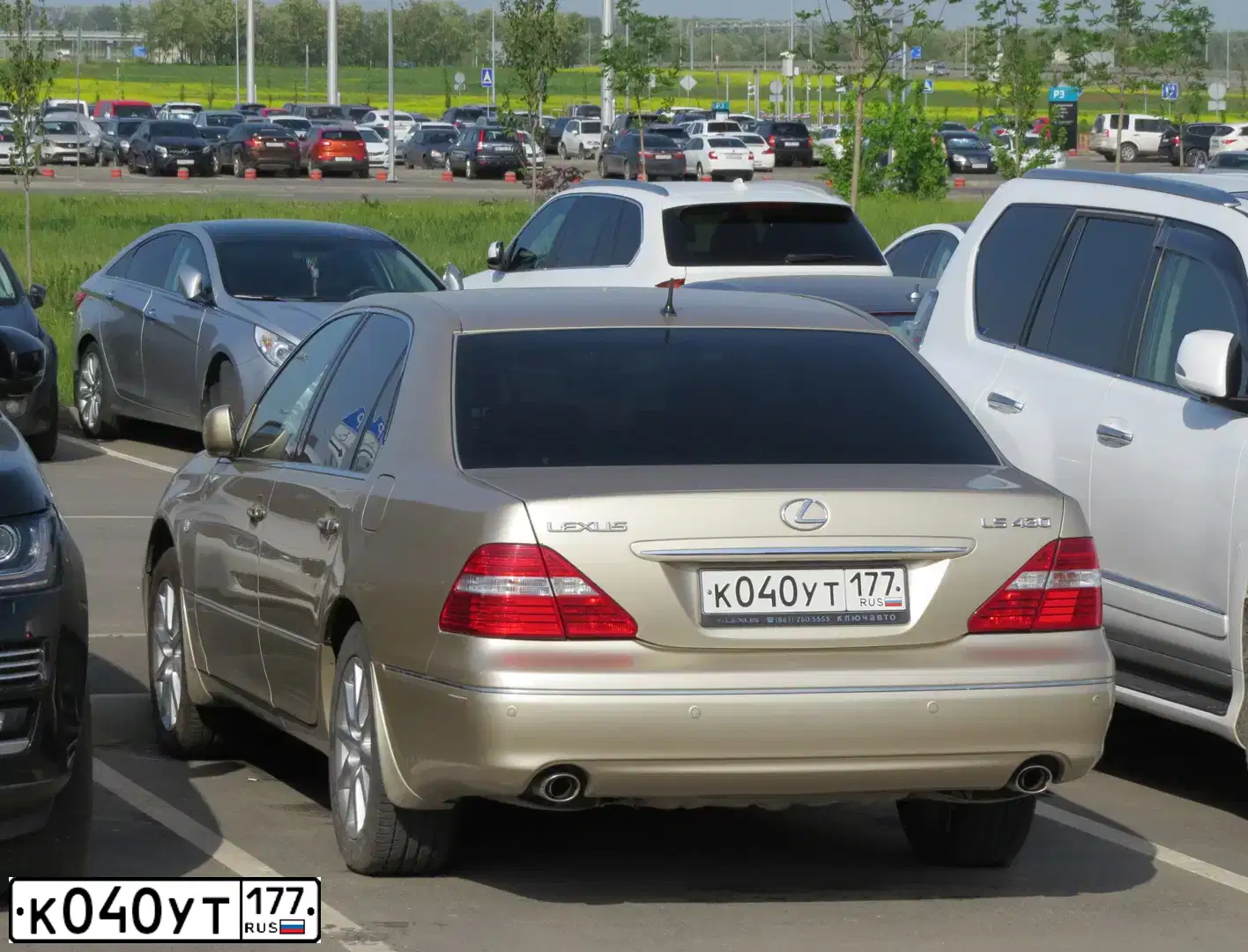 Фото автомобиля LEXUS S LS, 2005 — госномер К040УТ177. Цвет: БЕЖЕВЫЙ