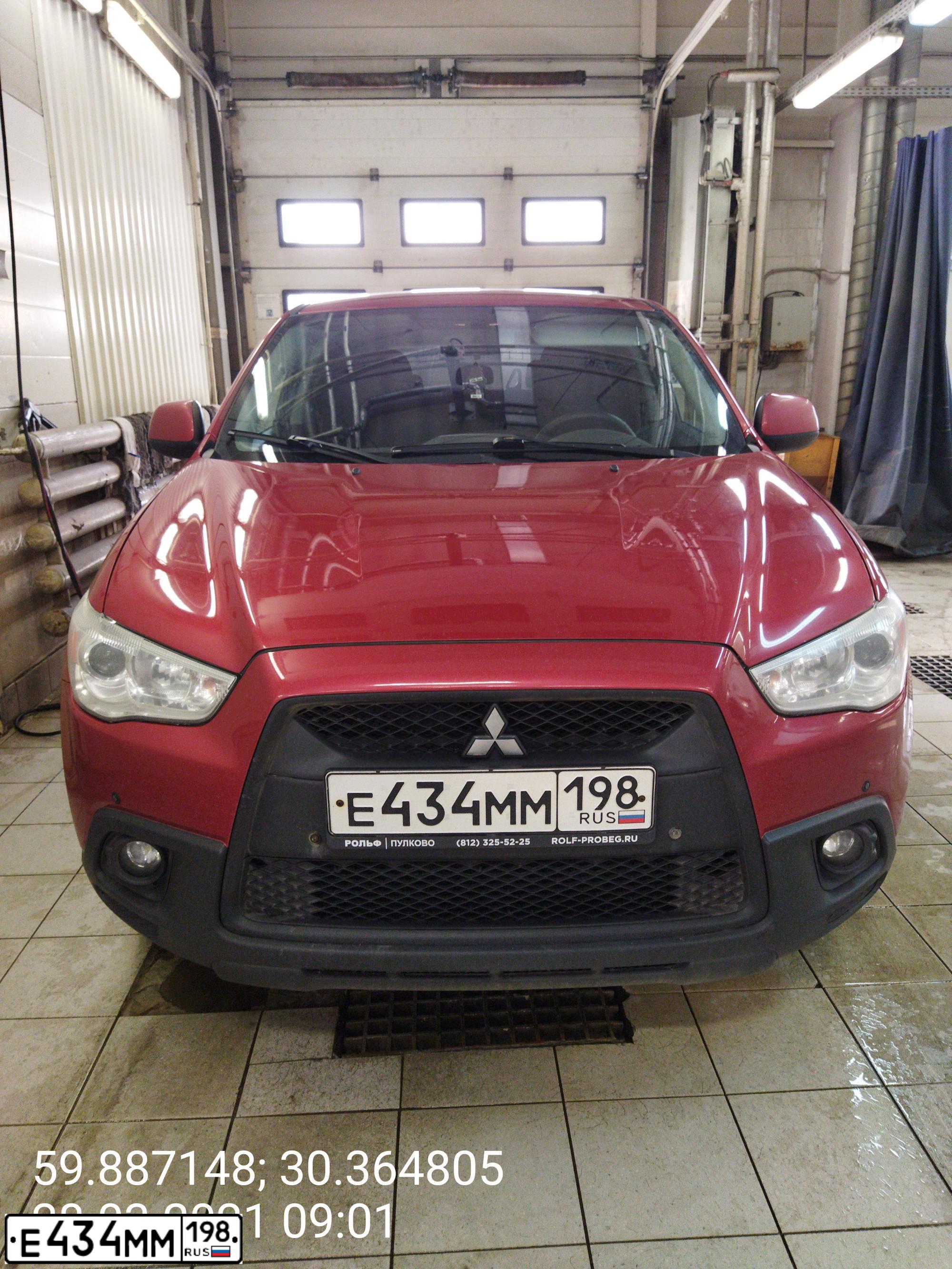 Фото автомобиля MITSUBISHI ASX, 2011 — госномер Е009СК178. Цвет: Красный