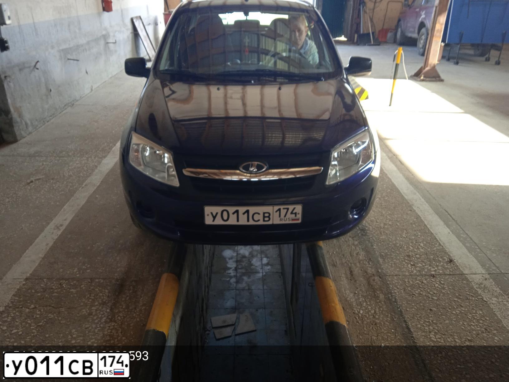 Фото автомобиля LADA 2190 GRANTA, 2013 — госномер У011СВ174. Цвет: СИНИЙ