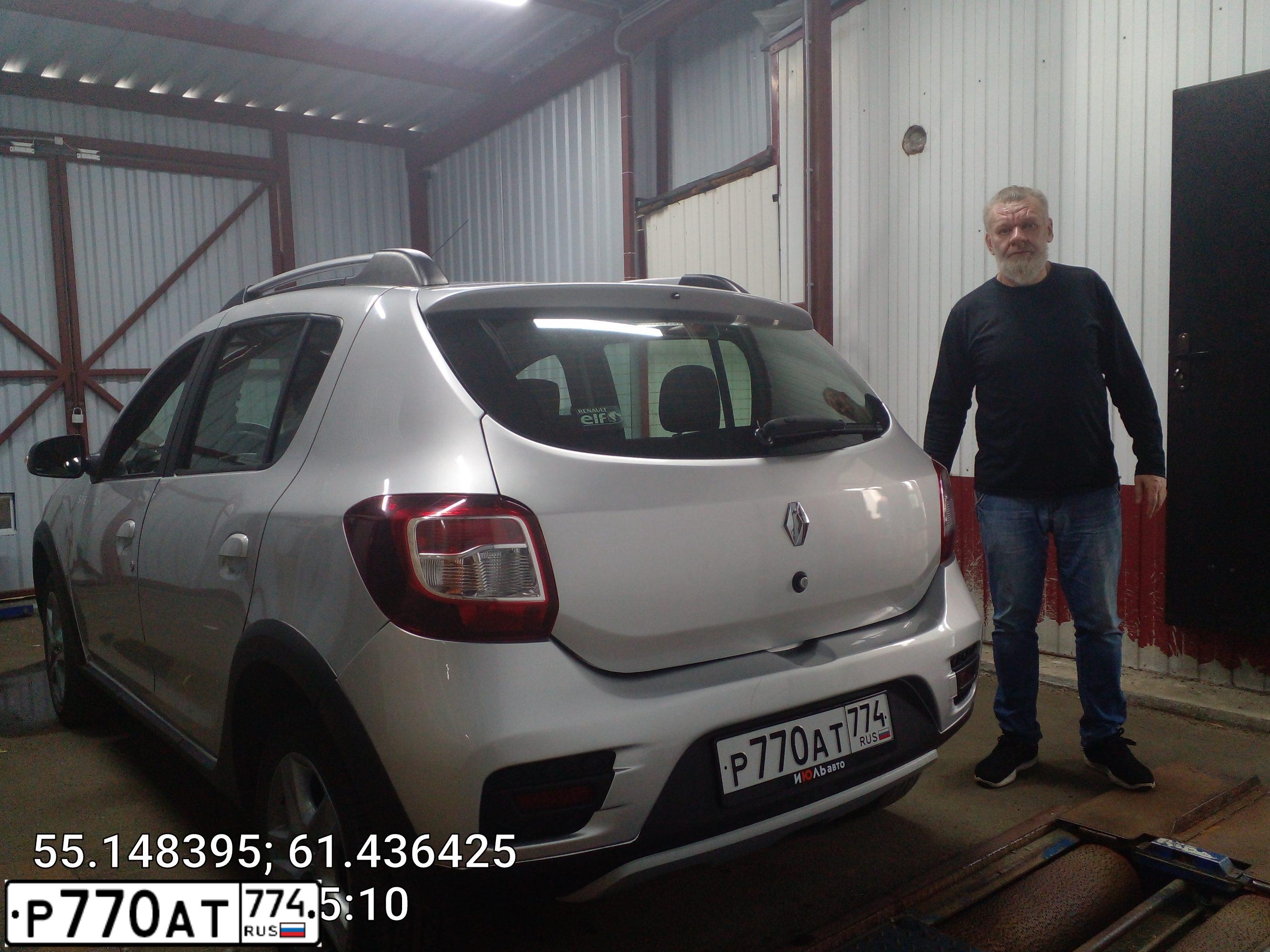 Фото автомобиля RENAULT SANDERO, 2015 — госномер Р770АТ774. Цвет: СВЕТЛО-СЕРЫЙ