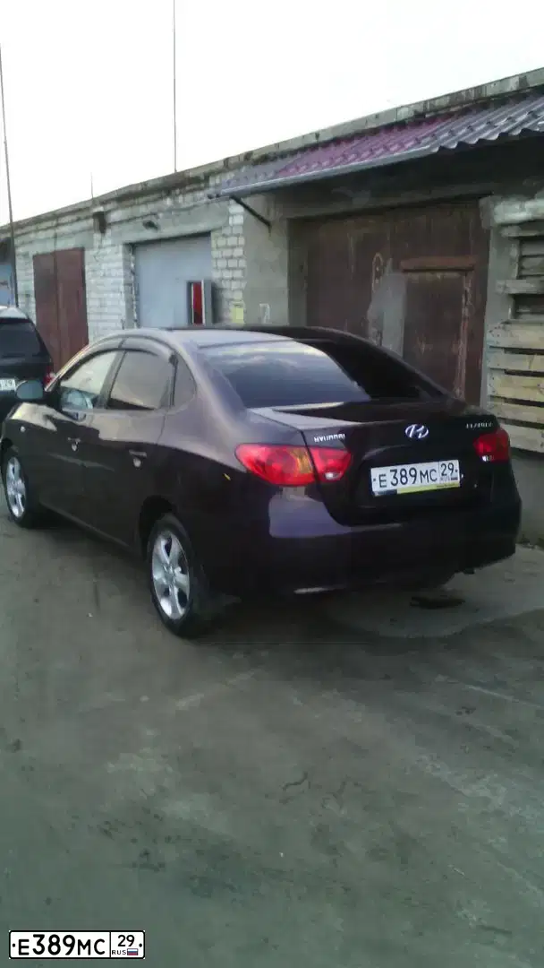 Фото автомобиля HYUNDAI ELANTRA, 2006 — госномер Е389МС29. Цвет: ВИШНЕВЫЙ