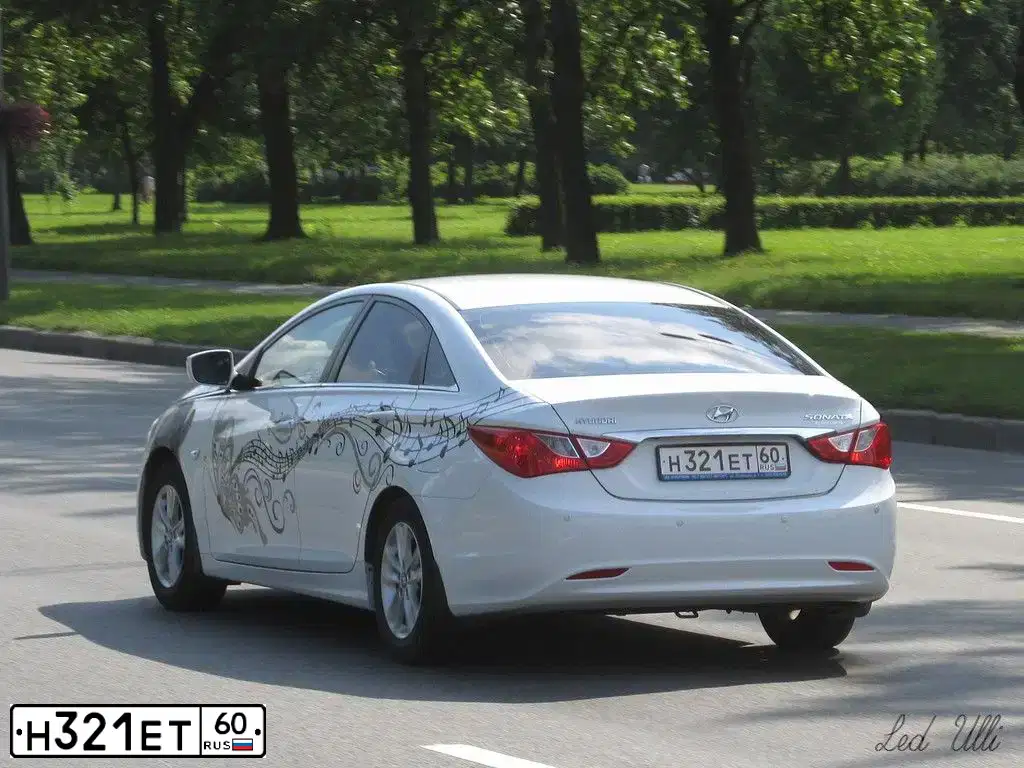 Фото автомобиля HYUNDAI SONATA, 2010 — госномер Е991МН53. Цвет: Белый