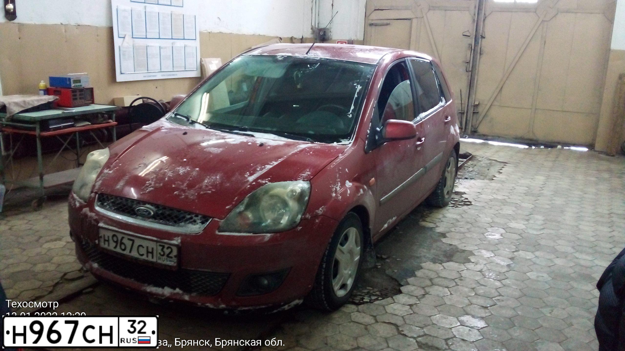 Фото автомобиля FORD FIESTA / ASPIRE, 2006 — госномер Н967СН32. Цвет: Красный