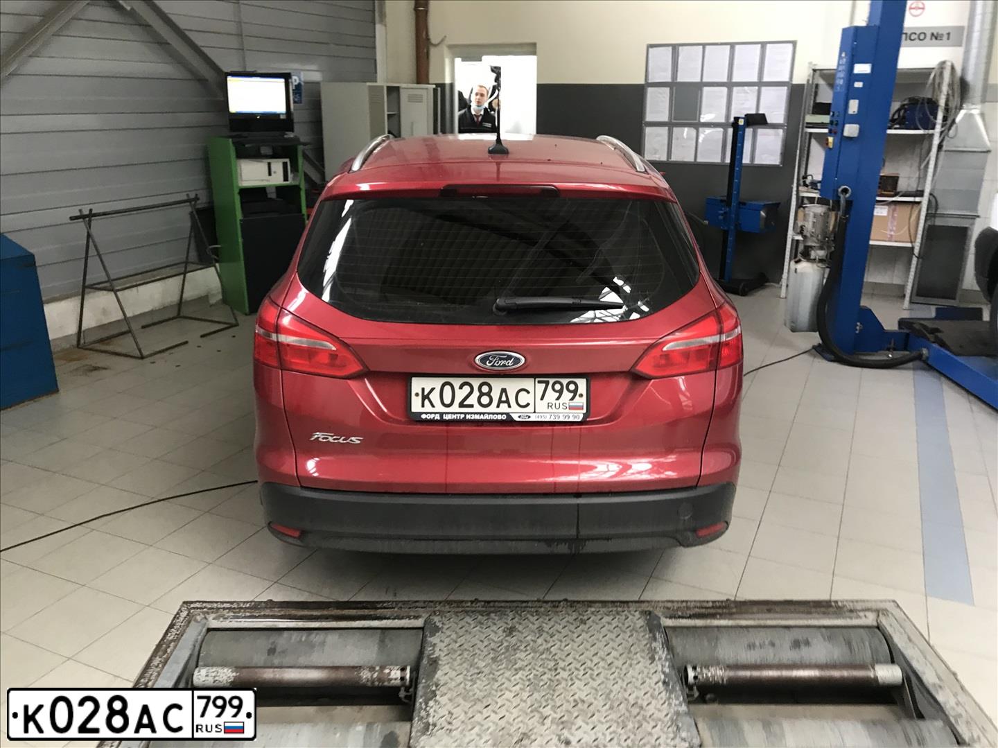 Фото автомобиля FORD FOCUS, 2017 — госномер К028АС799. Цвет: КРАСНЫЙ