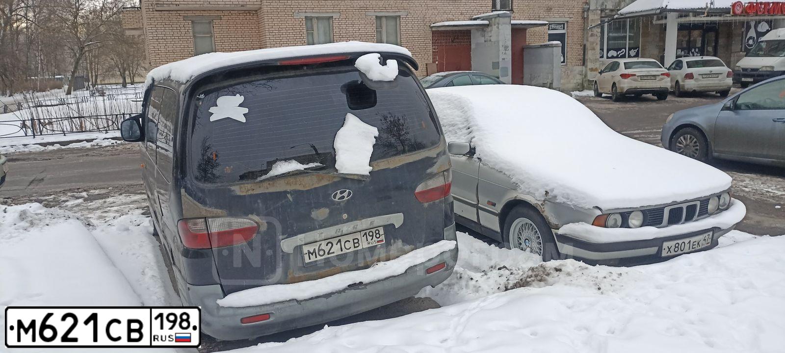 Фото автомобиля HYUNDAI H 1H 100STAREX, 2002 — госномер М621СВ198. Цвет: ЧЕРНЫЙ СЕРЫЙ