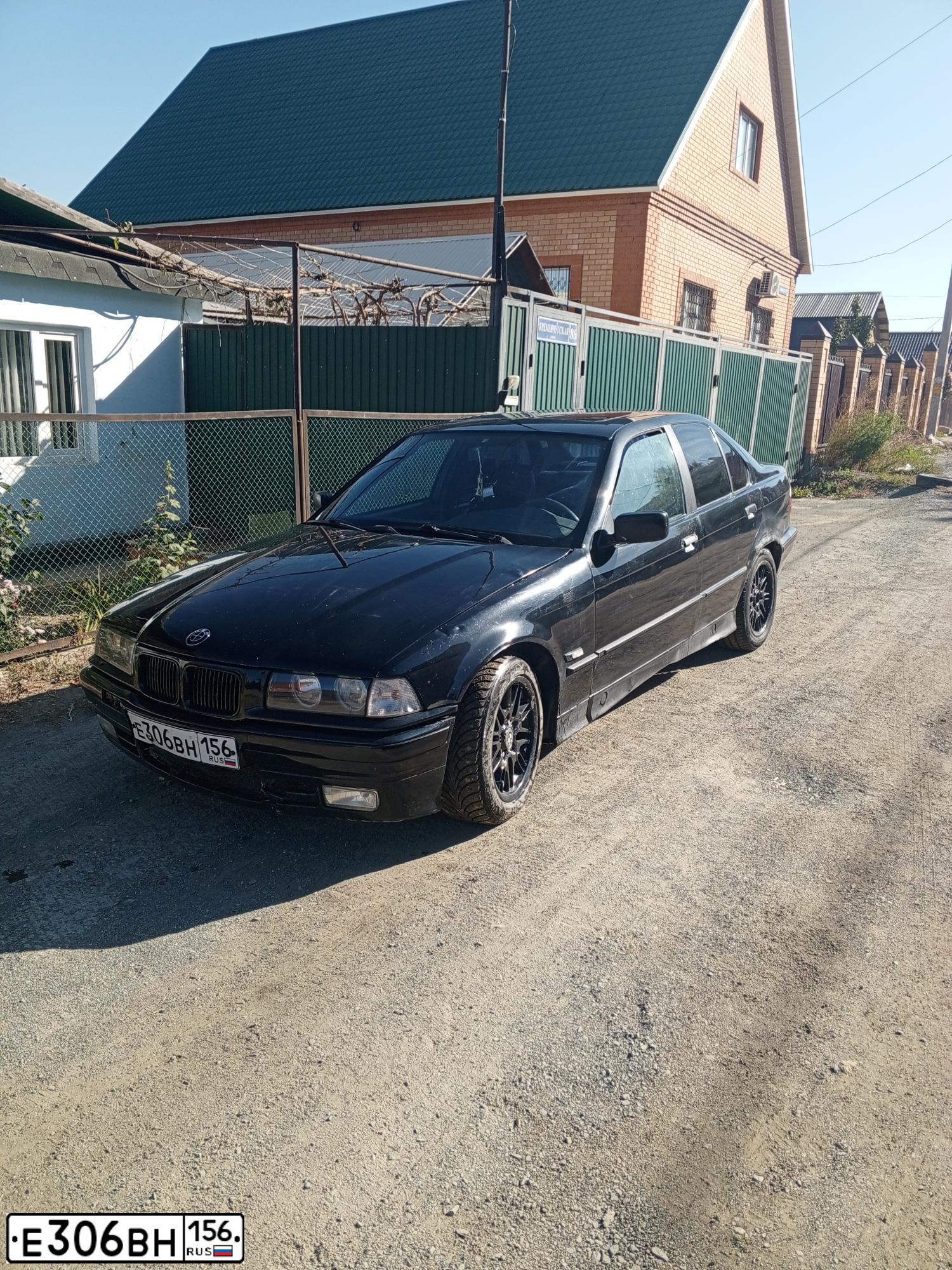Фото автомобиля BMW SERIE 3, 1993 — госномер Е306ВН156. Цвет: ЧЕРНЫЙ