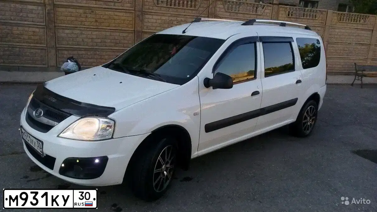 Фото автомобиля LADA LARGUS, 2013 — госномер М931КУ30. Цвет: Белый