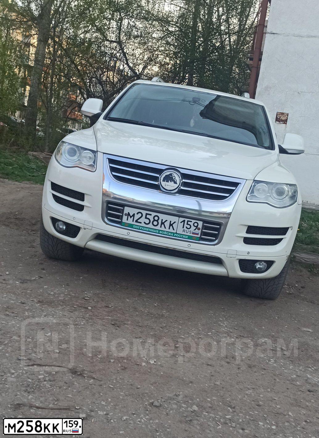 Фото автомобиля VOLKSWAGEN TOUAREG, 2008 — госномер М258КК159. Цвет: Белый