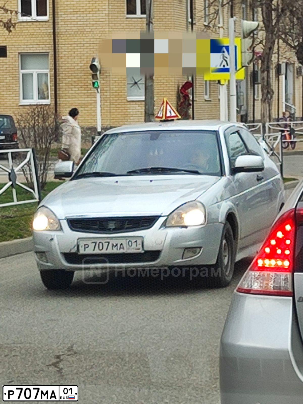 Фото автомобиля LADA 2172 PRIORA, 2010 — госномер Р707МА01. Цвет: Серебристый