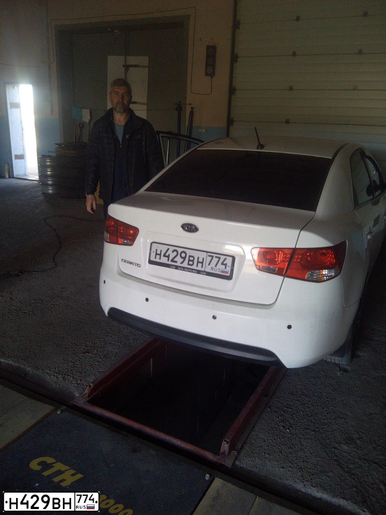 Фото автомобиля KIA CERATO, 2012 — госномер Н573ЕК134. Цвет: Белый
