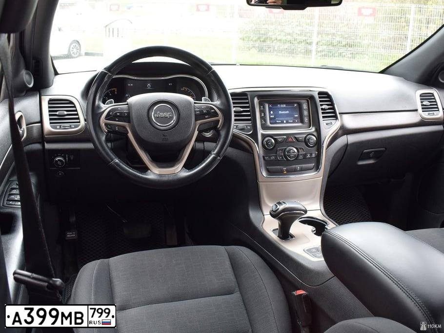 Фото автомобиля JEEP GRAND CHEROKEE, 2013 — госномер А399МВ799. Цвет: СВЕТЛО-СЕРЫЙ