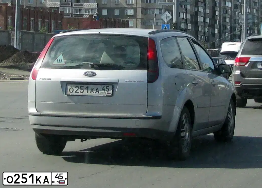 Фото автомобиля FORD FOCUS, 2006 — госномер О251КА45. Цвет: СЕРЕБРИСТЫЙ