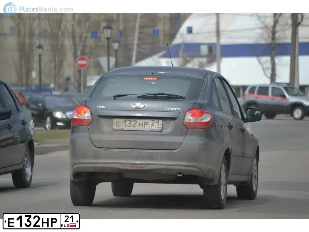 Фото автомобиля LADA 2191 GRANTA, 2015 — госномер Е132НР21. Цвет: серебристо-темно-серый