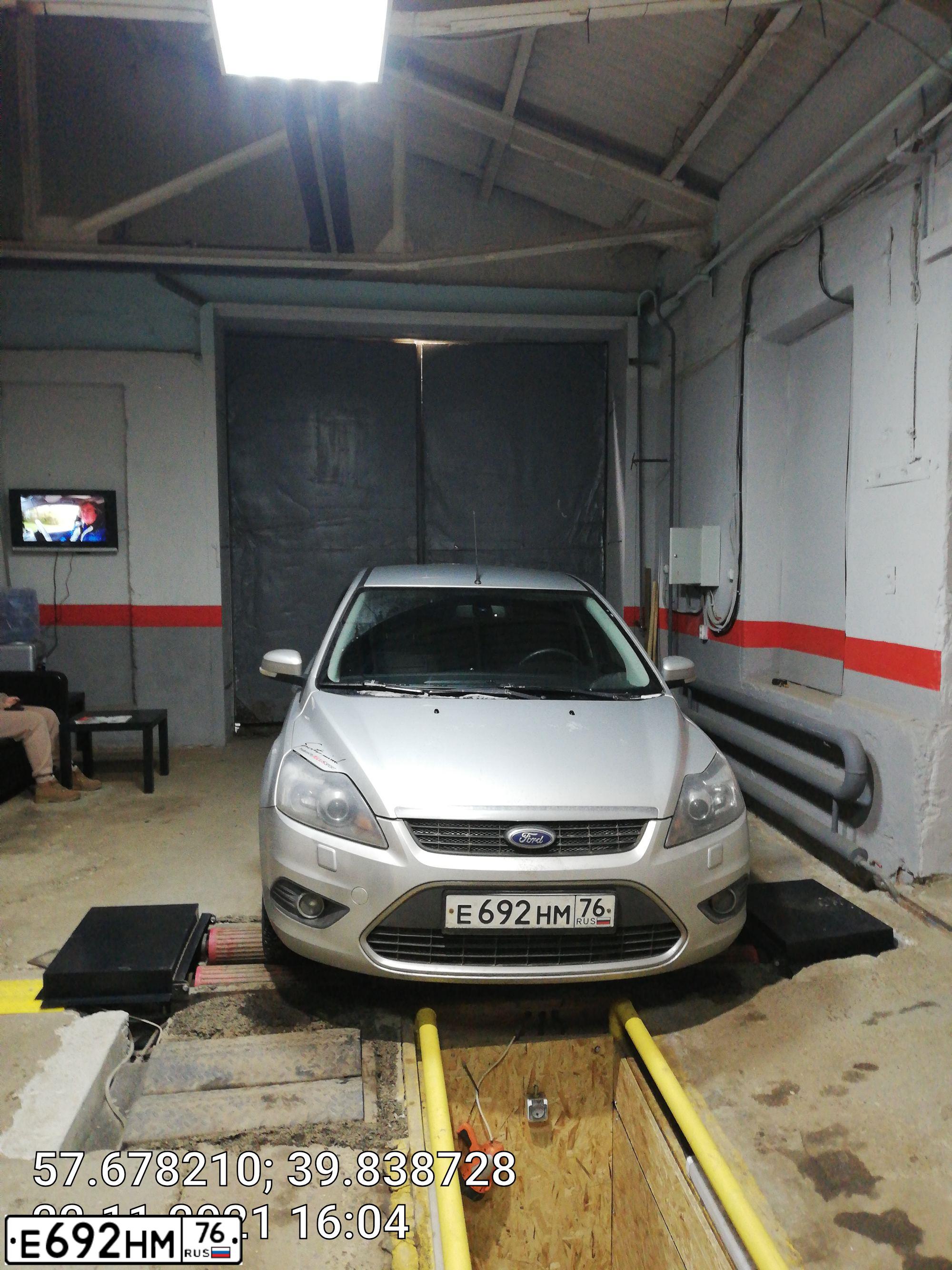 Фото автомобиля FORD FOCUS, 2010 — госномер Е692НМ76. Цвет: серый