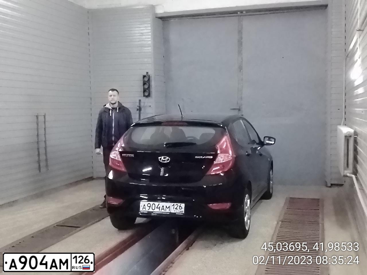 Фото автомобиля HYUNDAI SOLARIS, 2014 — госномер М808УА126. Цвет: ЧЕРНЫЙ