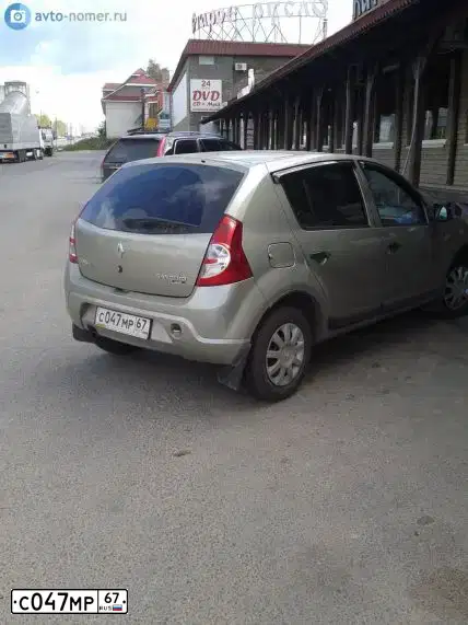 Фото автомобиля RENAULT SANDERO, 2011 — госномер С047МР67. Цвет: БЕЖЕВЫЙ