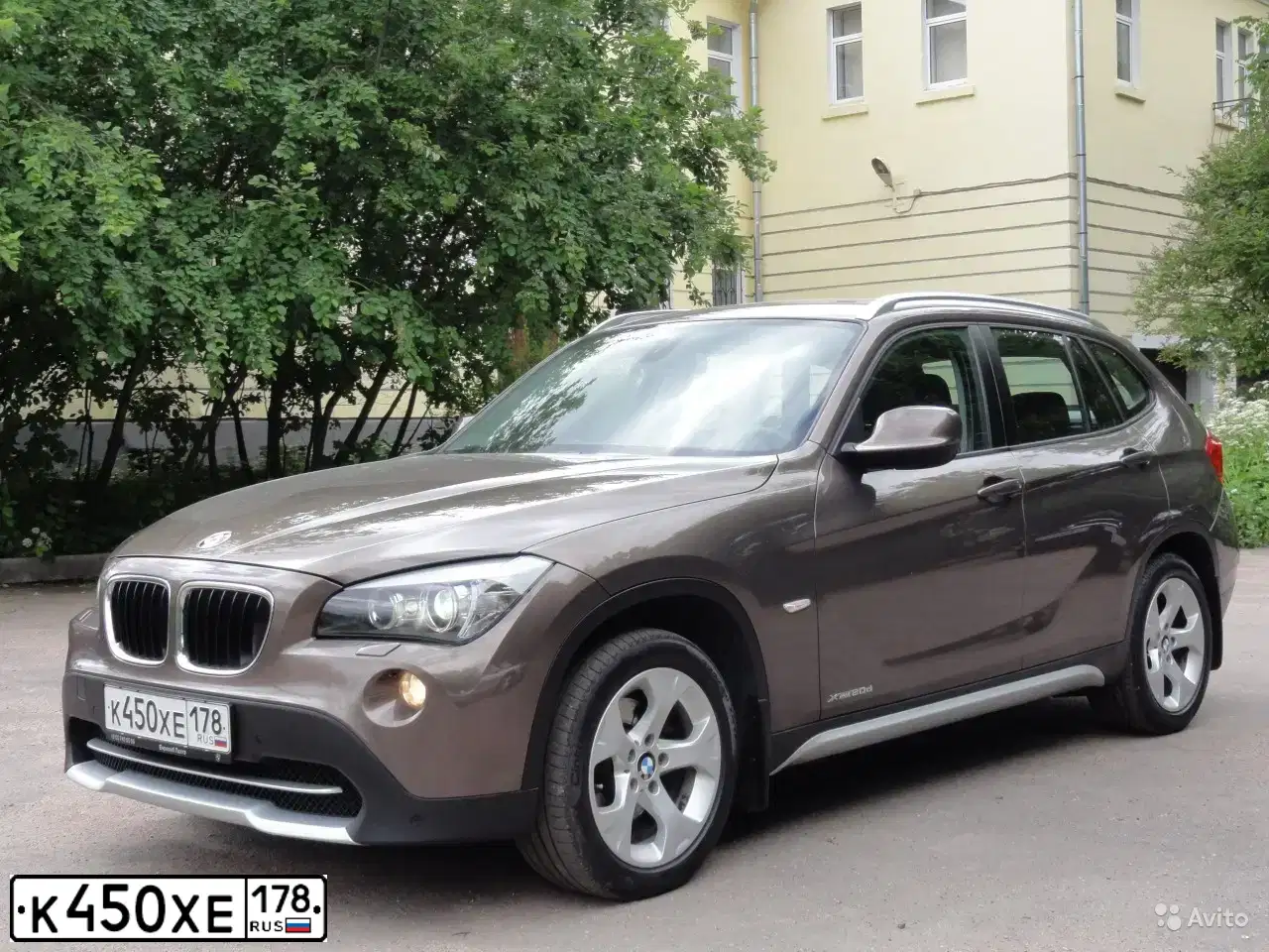 Фото автомобиля BMW X1, 2011 — госномер А488КС193. Цвет: Коричневый