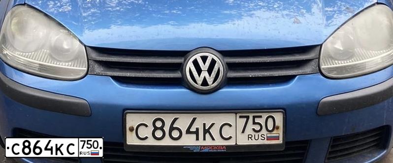 Фото автомобиля VOLKSWAGEN GOLF, 2004 — госномер С864КС750. Цвет: СИНИЙ