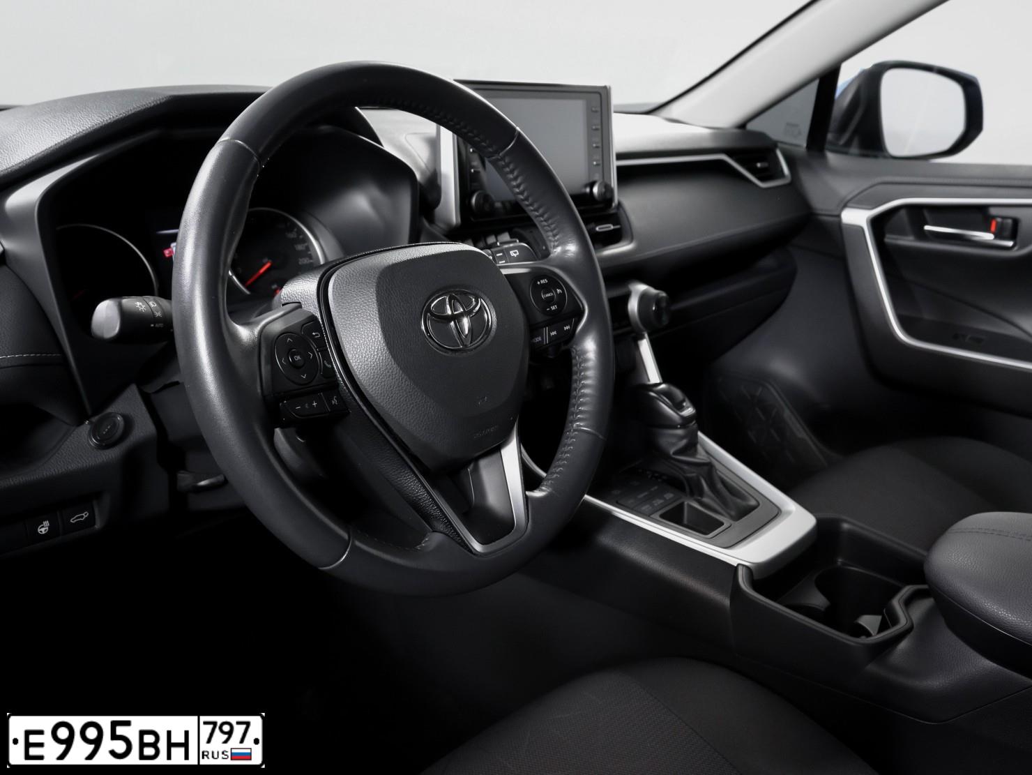 Фото автомобиля TOYOTA RAV4, 2020 — госномер Е995ВН797. Цвет: синий