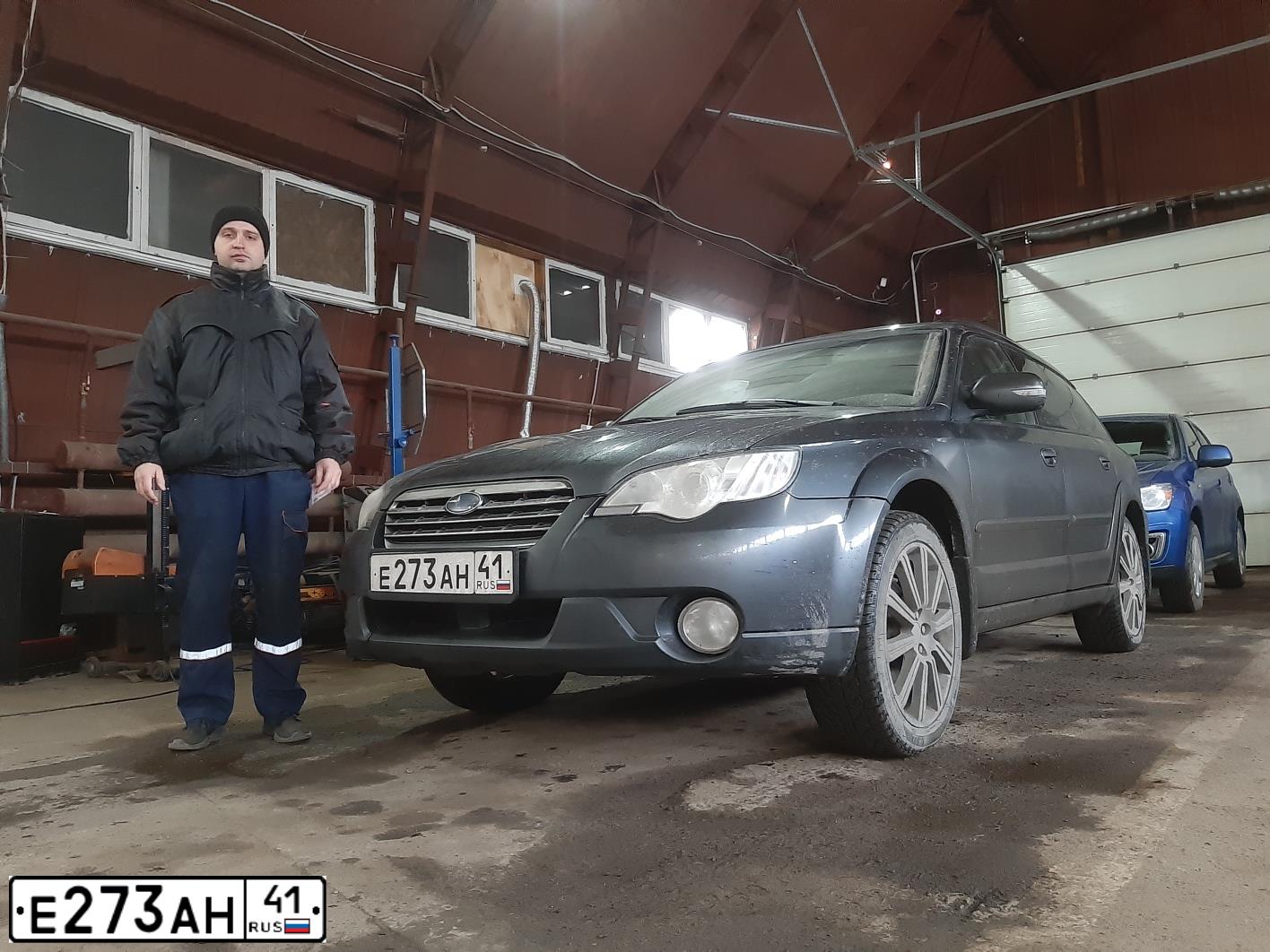 Фото автомобиля SUBARU OUTBACK, 2007 — госномер О795УА29. Цвет: СЕРЫЙ
