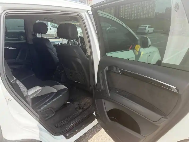 Фото автомобиля AUDI Q7, 2012 — госномер Р954УМ46. Цвет: Белый