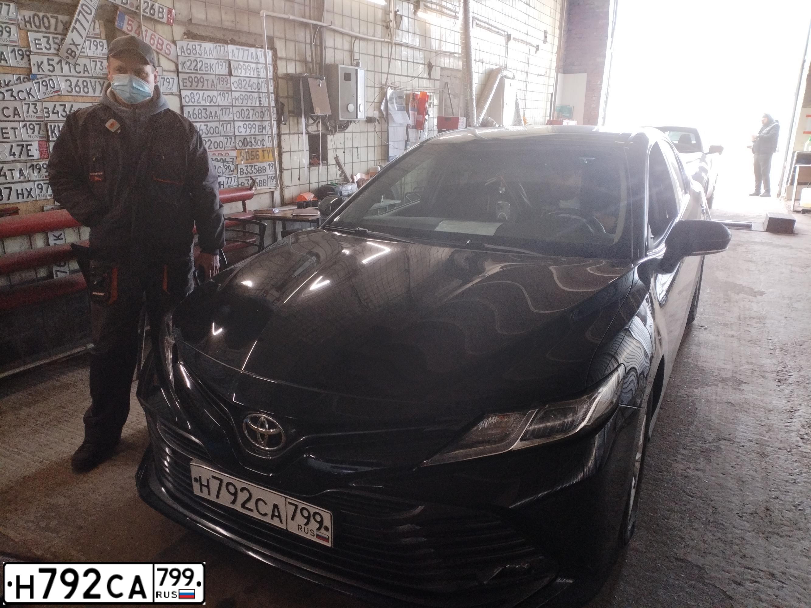 Фото автомобиля TOYOTA CAMRY, 2019 — госномер Т253КС977. Цвет: ЧЕРНЫЙ МЕТАЛИК