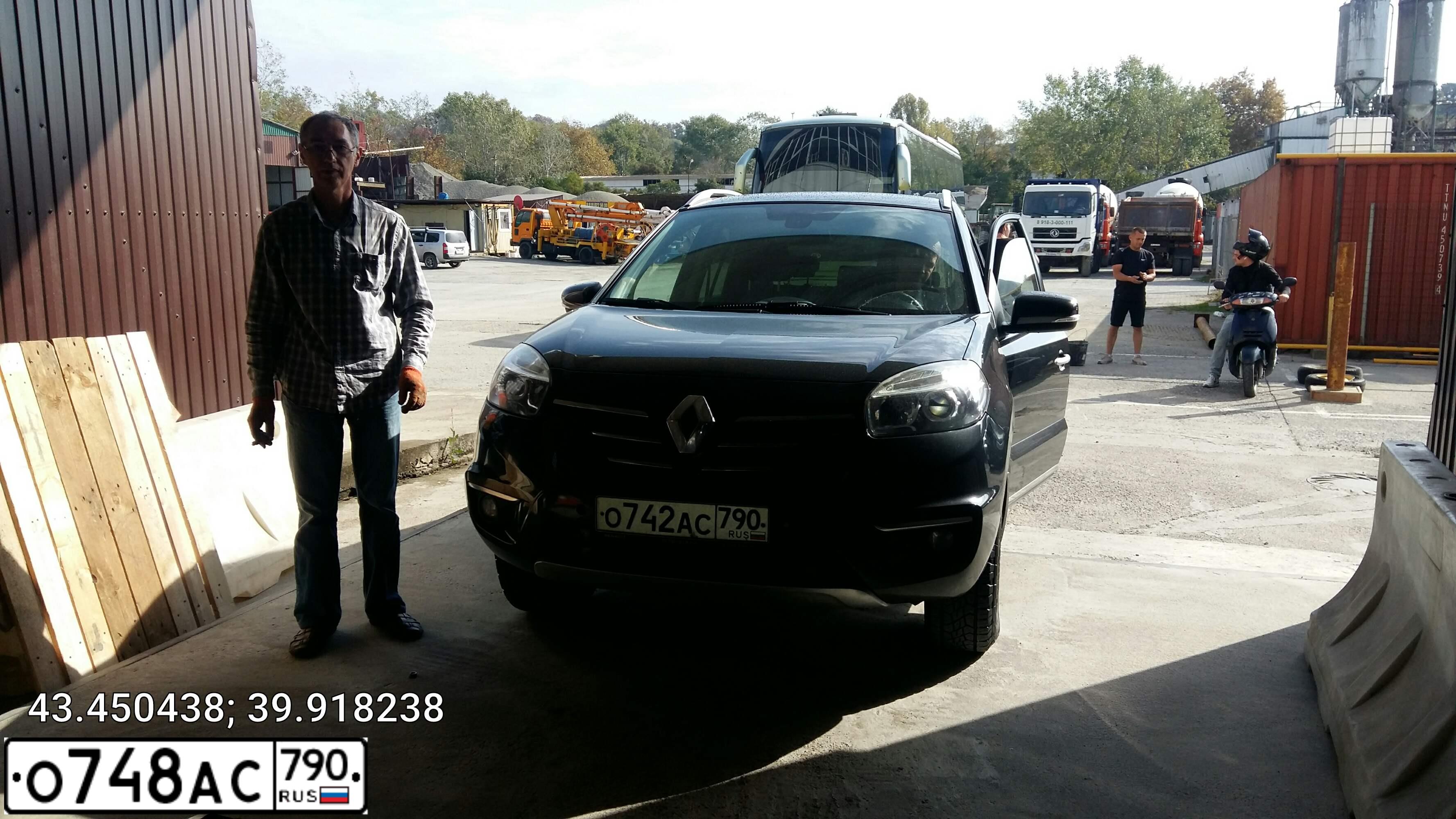 Фото автомобиля RENAULT KOLEOS, 2013 — госномер О742АС790. Цвет: ТЕМНО-СЕРЫЙ