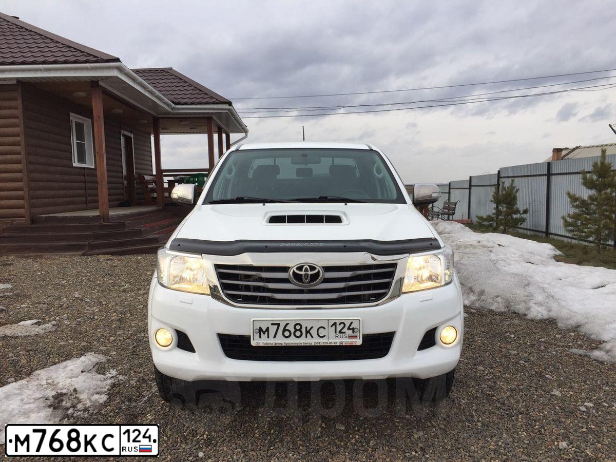 Фото автомобиля TOYOTA HILUX, 2012 — госномер М768КС124. Цвет: Белый