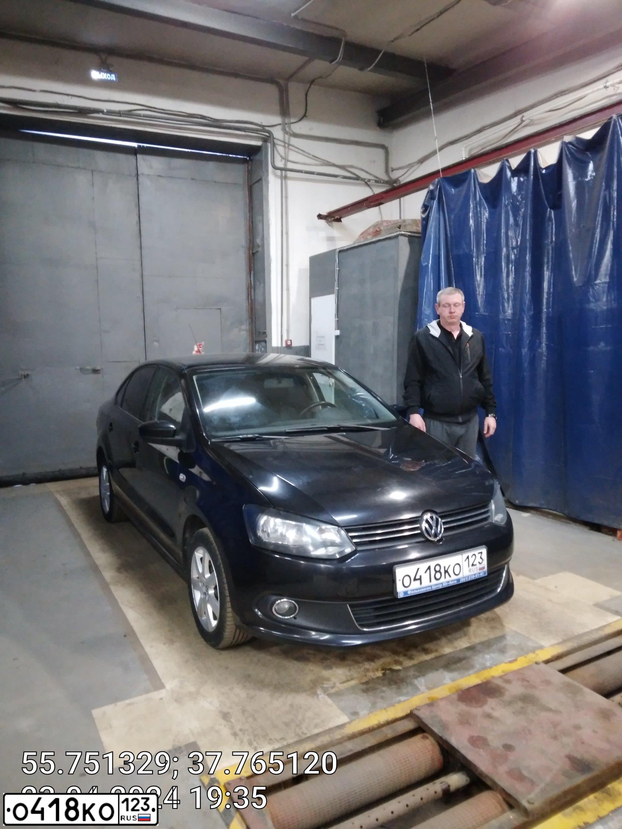 Фото автомобиля VOLKSWAGEN POLO, 2012 — госномер О418КО123. Цвет: ЧЕРНЫЙ