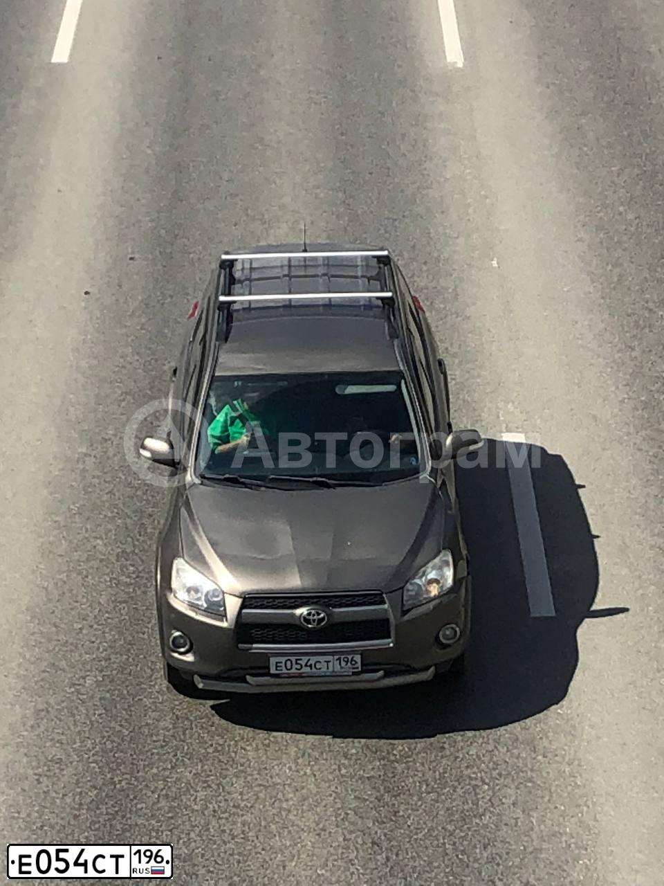 Фото автомобиля TOYOTA RAV4, 2010 — госномер Е054СТ196. Цвет: Коричневый