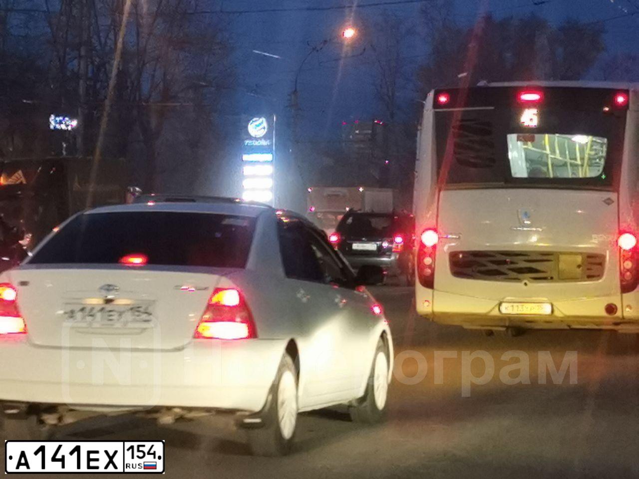 Фото автомобиля MERCEDES M-KLASSE, 1998 — госномер Х005ММ54. Цвет: СЕРЫЙ