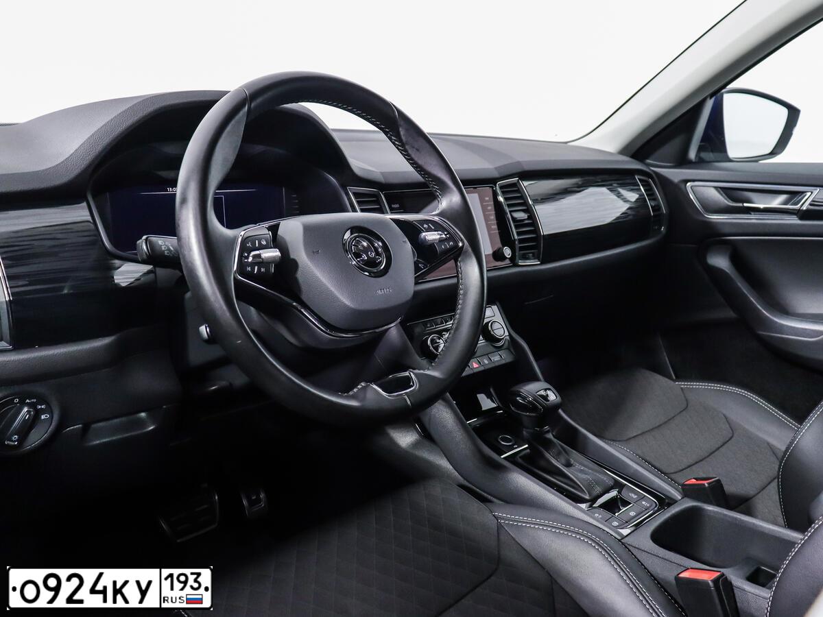 Фото автомобиля SKODA KODIAQ, 2020 — госномер Р545СО198. Цвет: синий