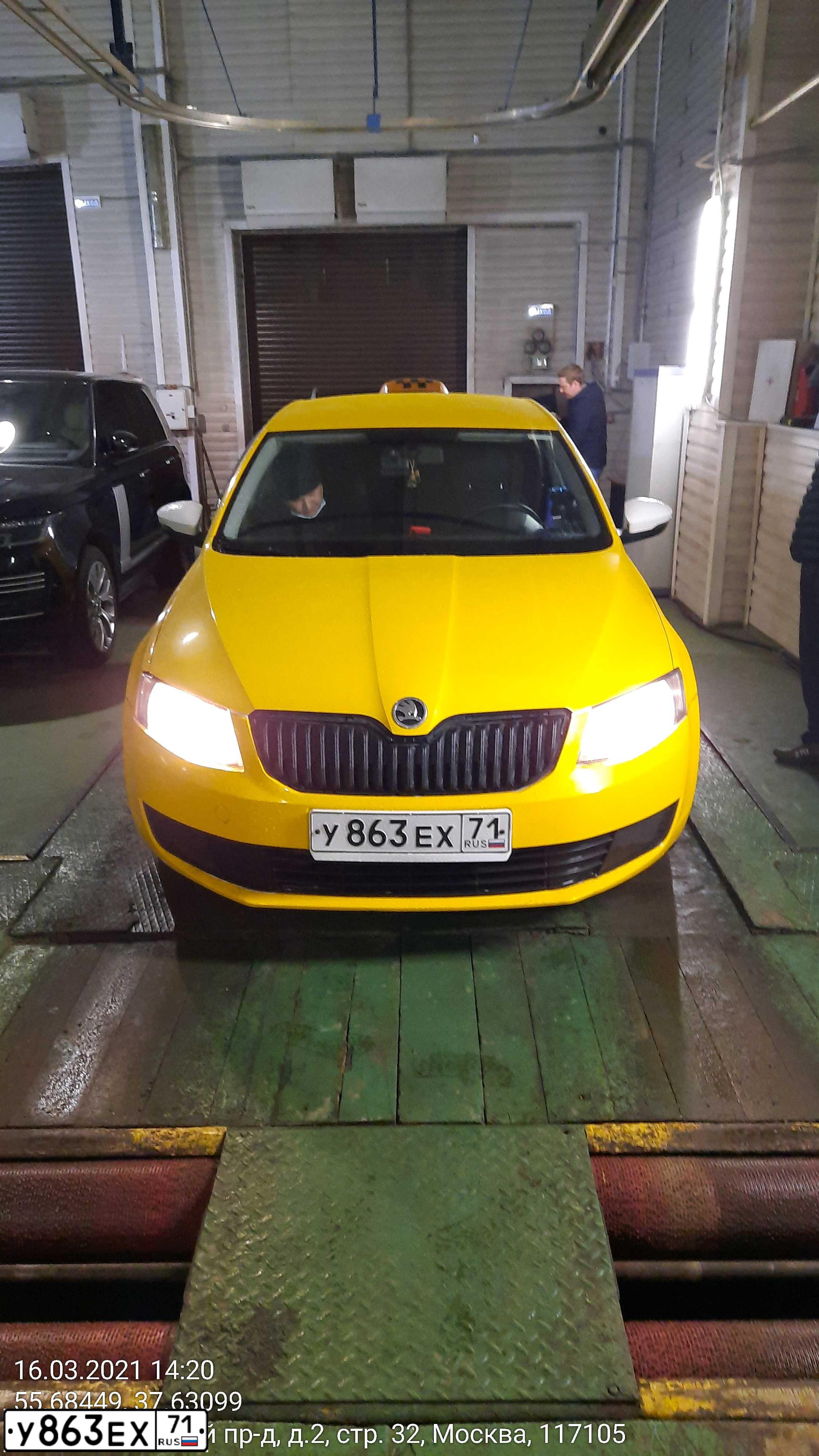 Фото автомобиля SKODA OCTAVIA, 2015 — госномер Р575АТ82. Цвет: БЕЛЫЙ ЖЕЛТЫЙ СЕРЫЙ
