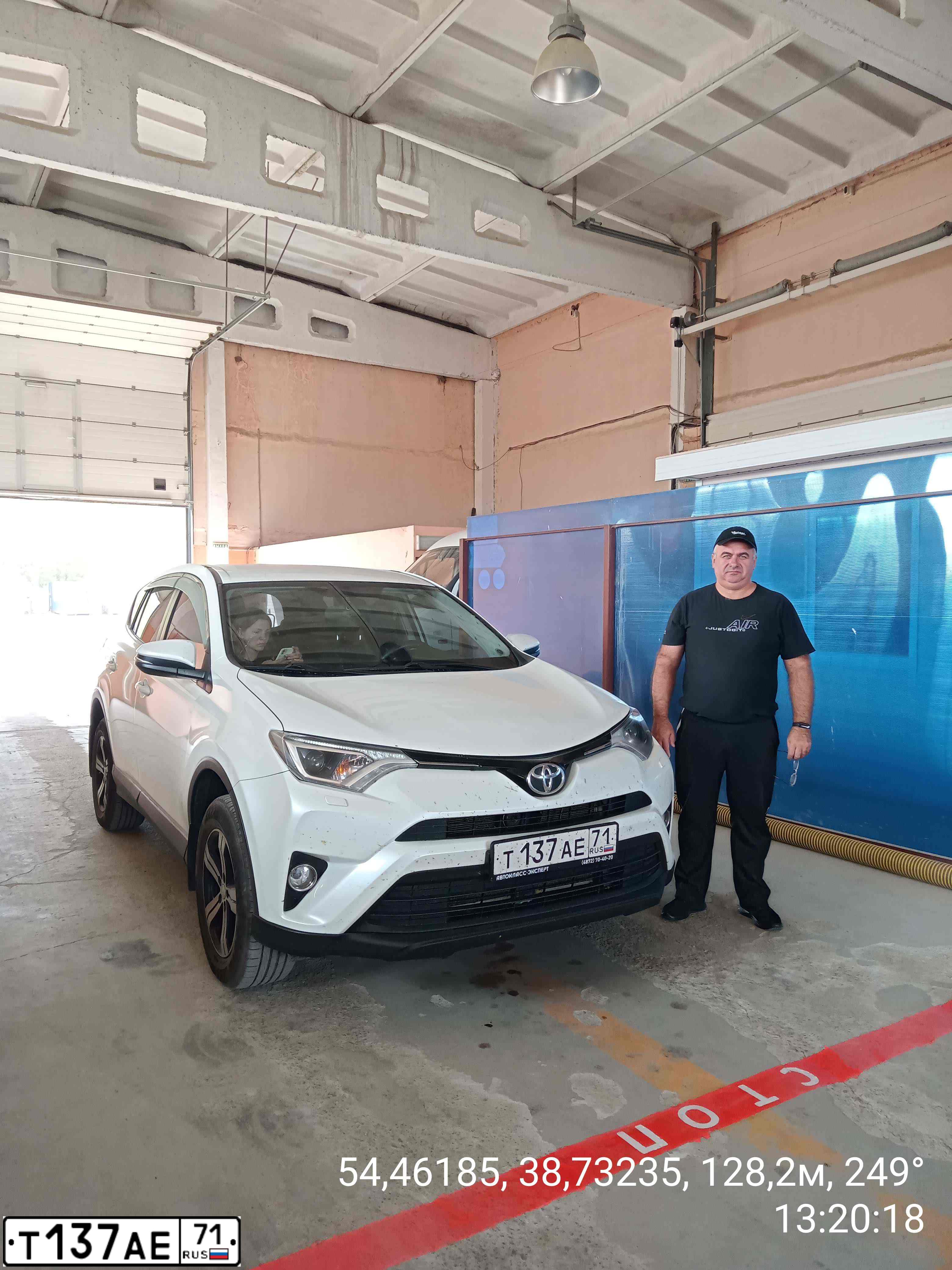 Фото автомобиля TOYOTA RAV4, 2016 — госномер Т137АЕ71. Цвет: БЕЛЫЙ