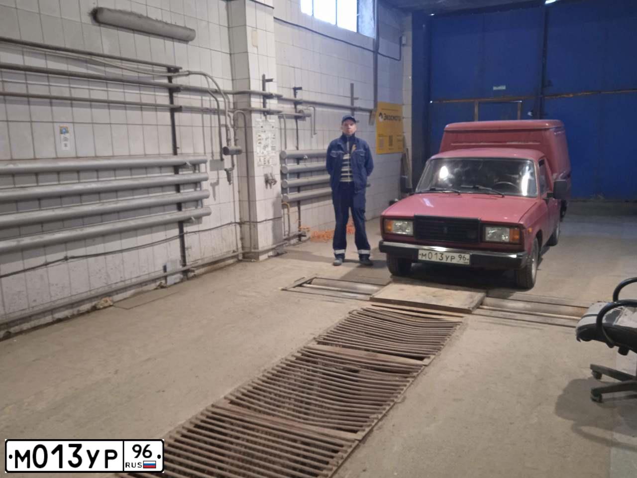 Фото автомобиля IZH 2717, 2007 — госномер М013УР96. Цвет: Красный