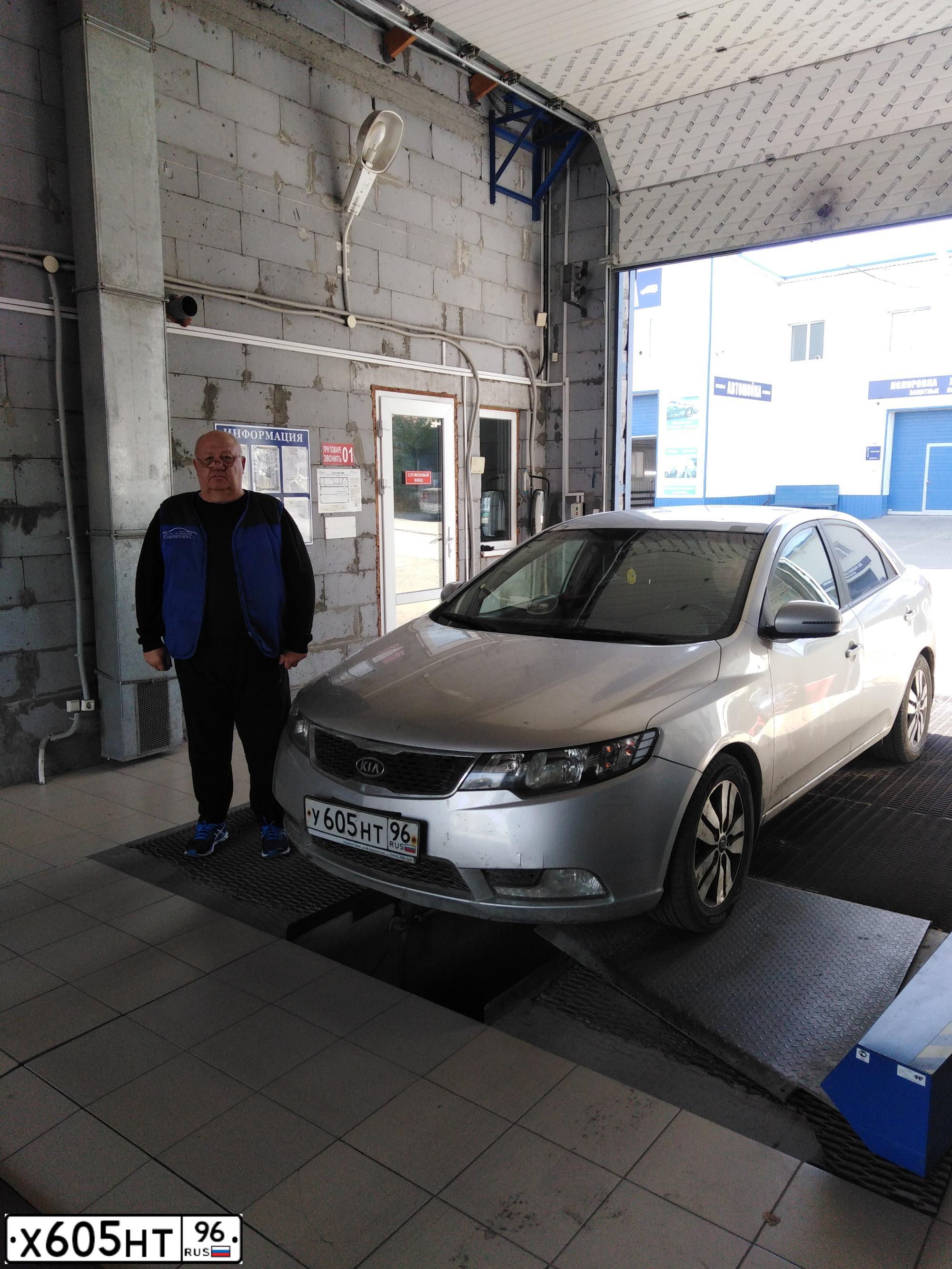 Фото автомобиля KIA CERATO, 2012 — госномер С327ТР196. Цвет: Серебристый