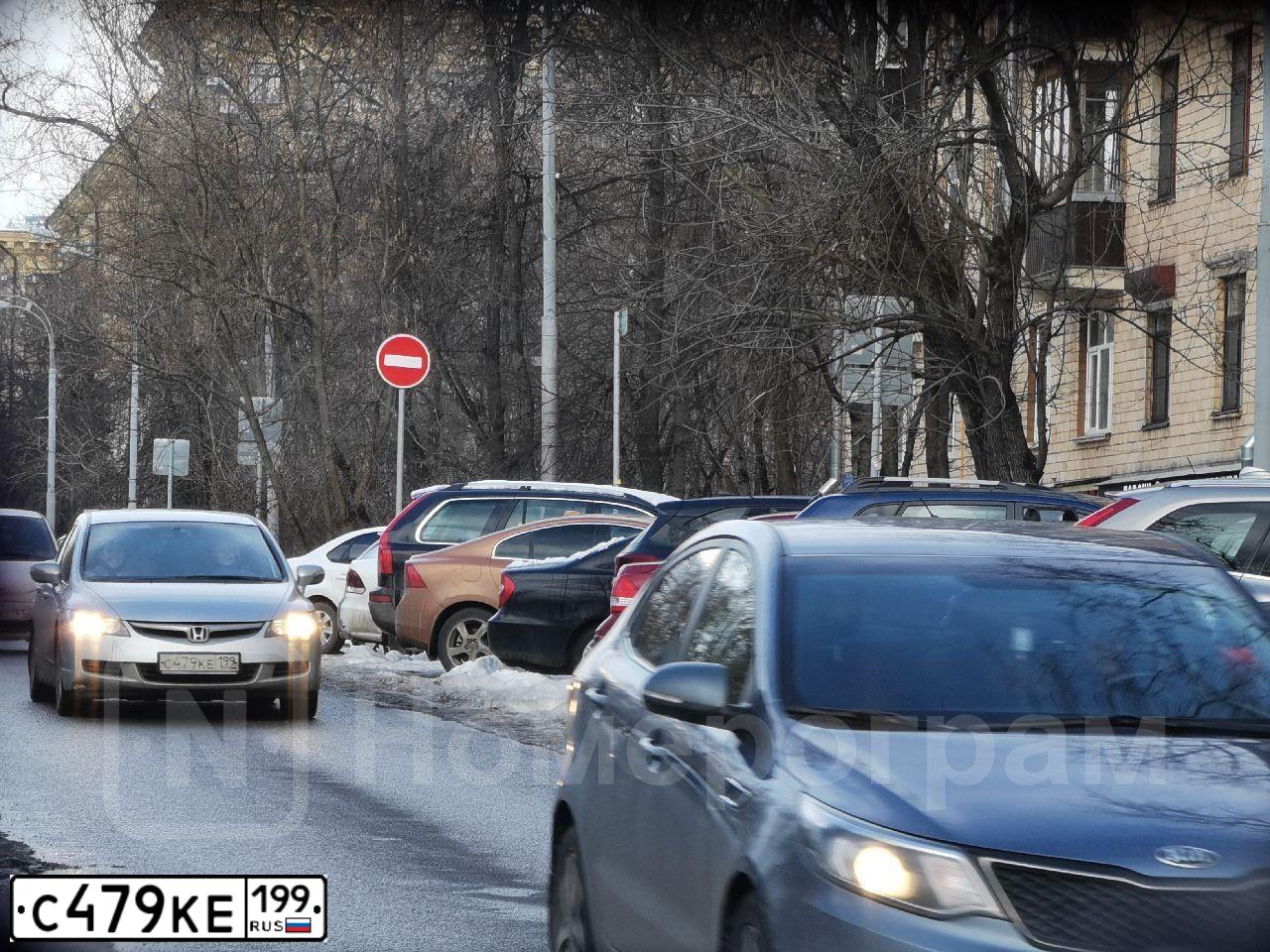 Фото автомобиля AUDI A4, 2004 — госномер В828ЕН77. Цвет: СЕРЫЙ