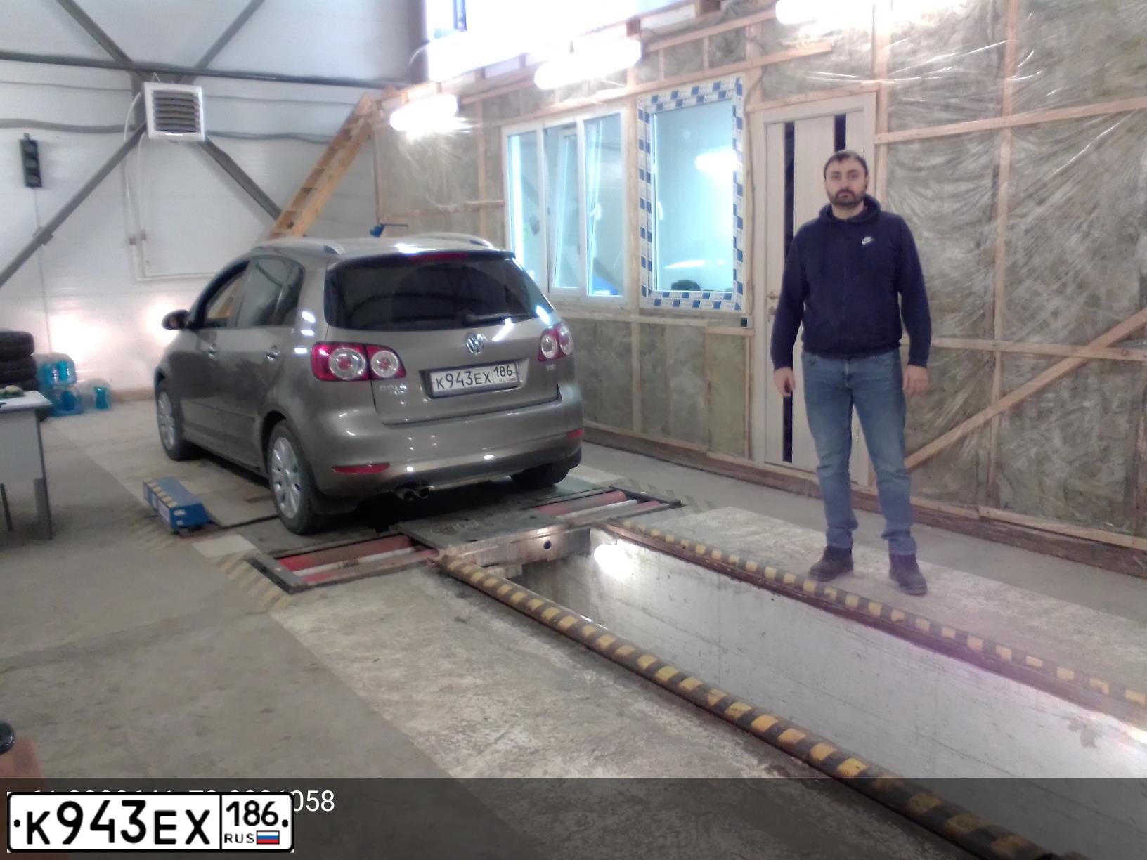Фото автомобиля VOLKSWAGEN GOLF PLUS, 2012 — госномер В004УО186. Цвет: СЕРО-КОРИЧНЕВЫЙ