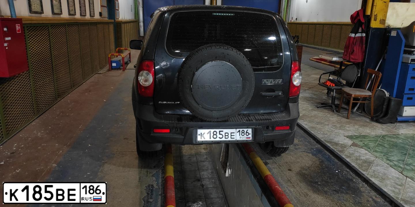 Фото автомобиля CHEVROLET T NIVA, 2016 — госномер К185ВЕ186. Цвет: ЧЕРНО-СИНИЙ МЕТАЛЛИК