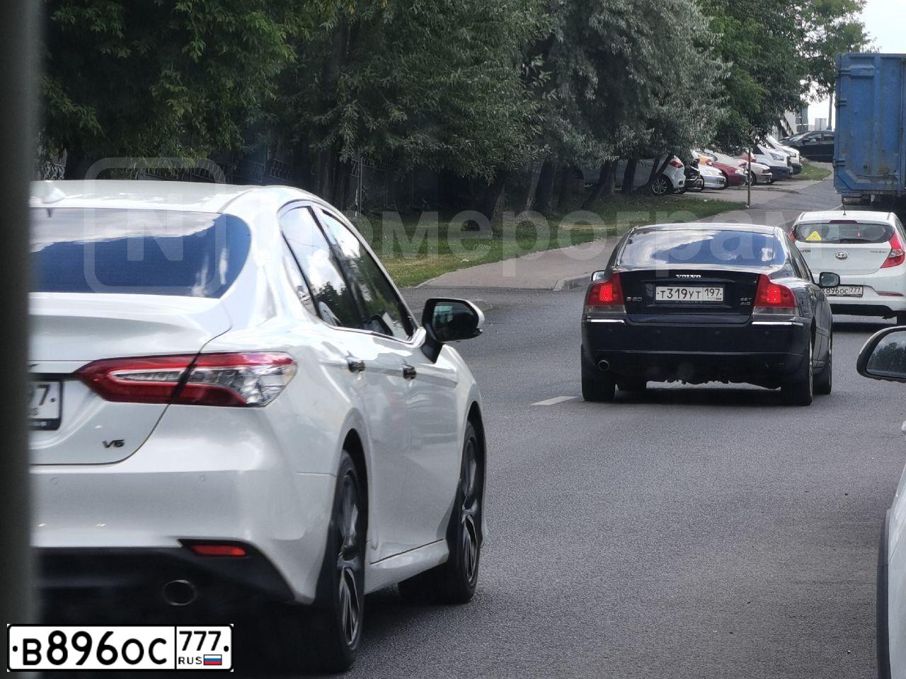 Фото автомобиля SKODA RAPID, 2015 — госномер В896ОС777. Цвет: БЕЛЫЙ