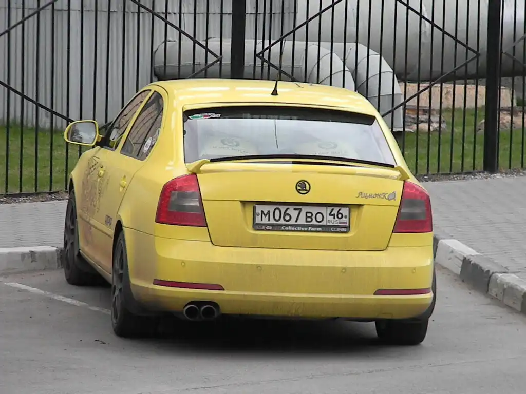 Фото автомобиля SKODA OCTAVIA, 2010 — госномер М067ВО46. Цвет: ЖЕЛТЫЙ