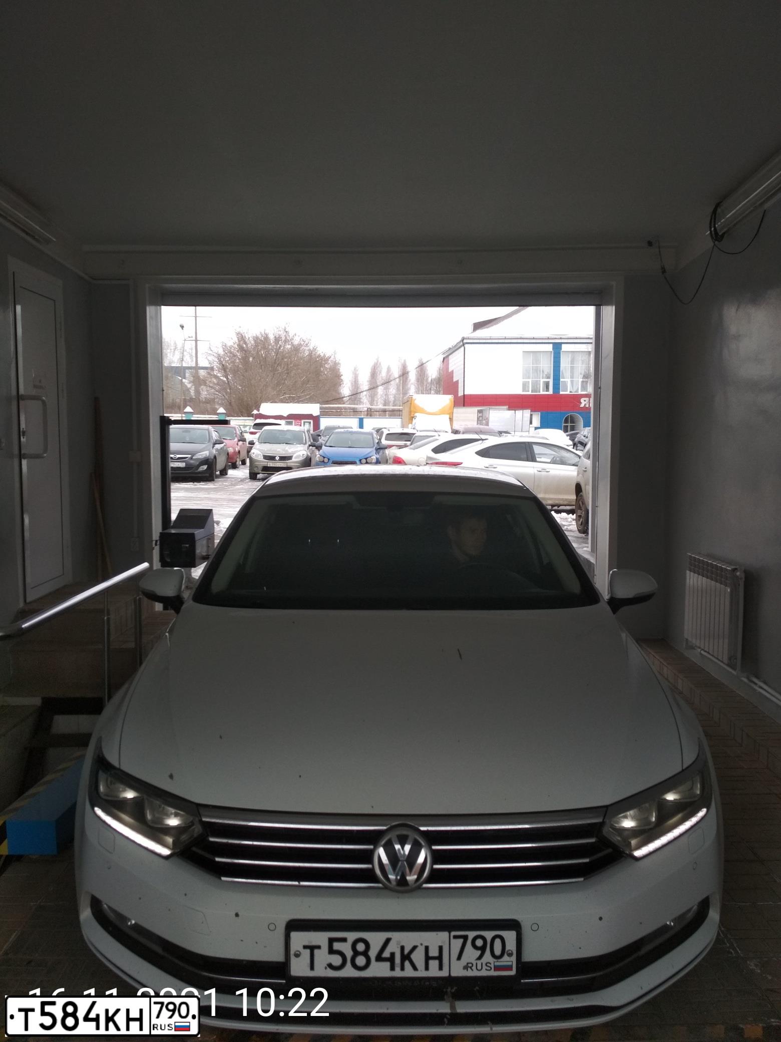 Фото автомобиля VOLKSWAGEN PASSAT, 2015 — госномер Т077РР777. Цвет: Белый