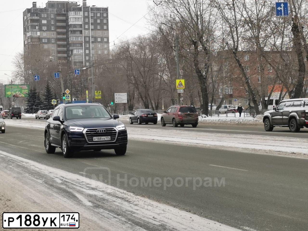 Фото автомобиля AUDI Q5, 2018 — госномер Р588ЕС196. Цвет: синий