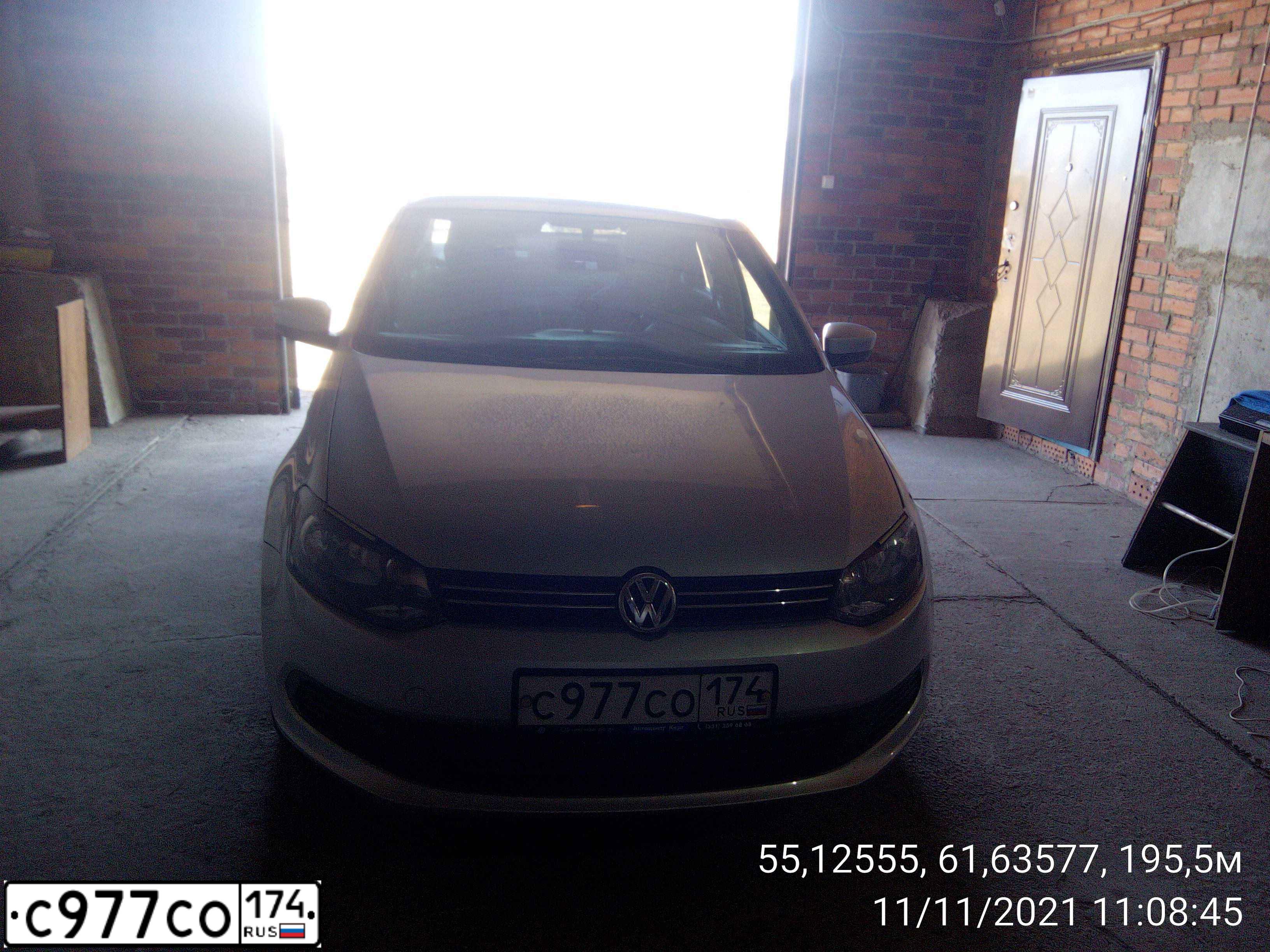 Фото автомобиля VOLKSWAGEN POLO, 2014 — госномер С977СО174. Цвет: СЕРЕБРИСТЫЙ