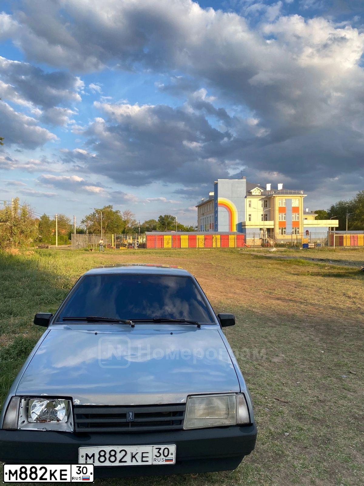 Фото автомобиля LADA 2109 SAMARA, 2002 — госномер М882КЕ30. Цвет: СЕРЫЙ ЗОЛОТИСТЫЙ
