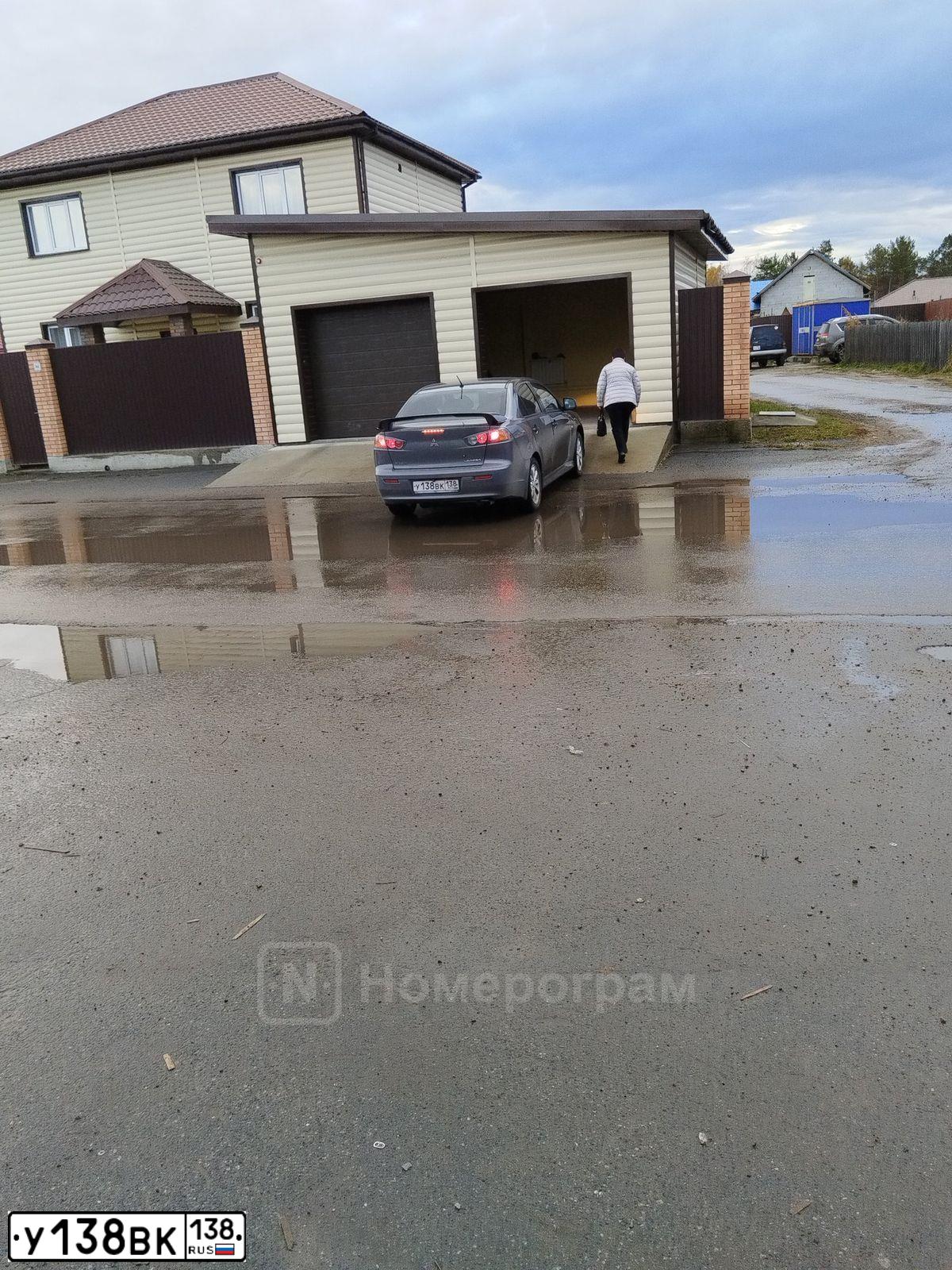 Фото автомобиля MITSUBISHI LANCER, 2010 — госномер У138ВК138. Цвет: СЕРЫЙ