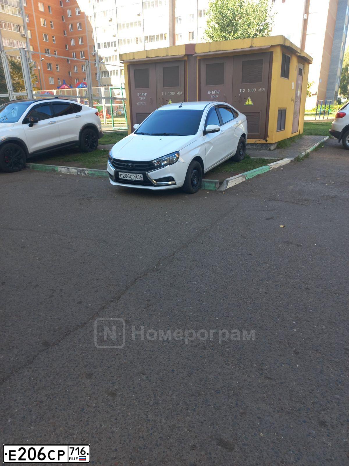 Фото автомобиля LADA VESTA, 2020 — госномер Е206СР716. Цвет: Белый