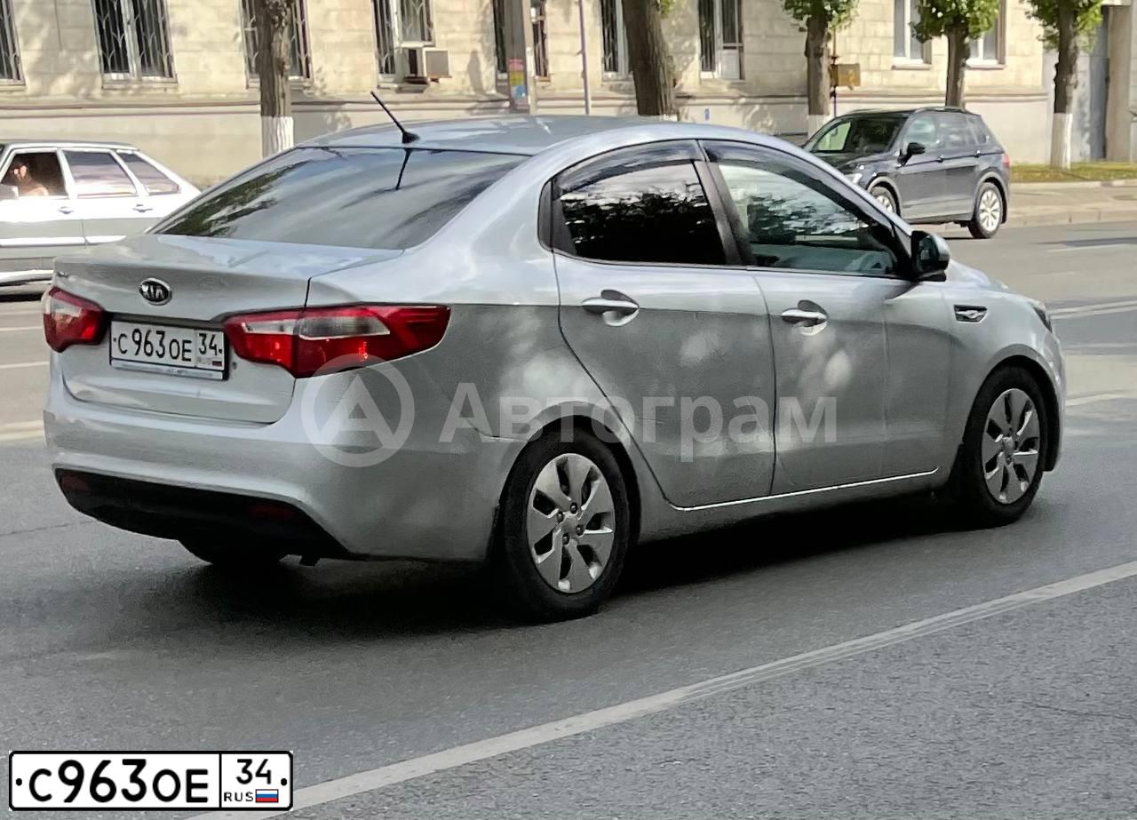 Фото автомобиля KIA RIO, 2011 — госномер С963ОЕ34. Цвет: Серебристый