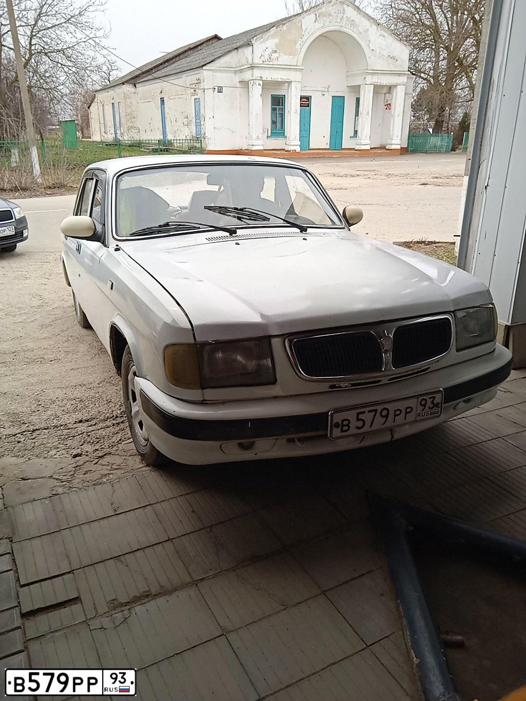 Фото автомобиля GAZ 3110 WOLGA, 2003 — госномер В579РР93. Цвет: БЕЛЫЙ